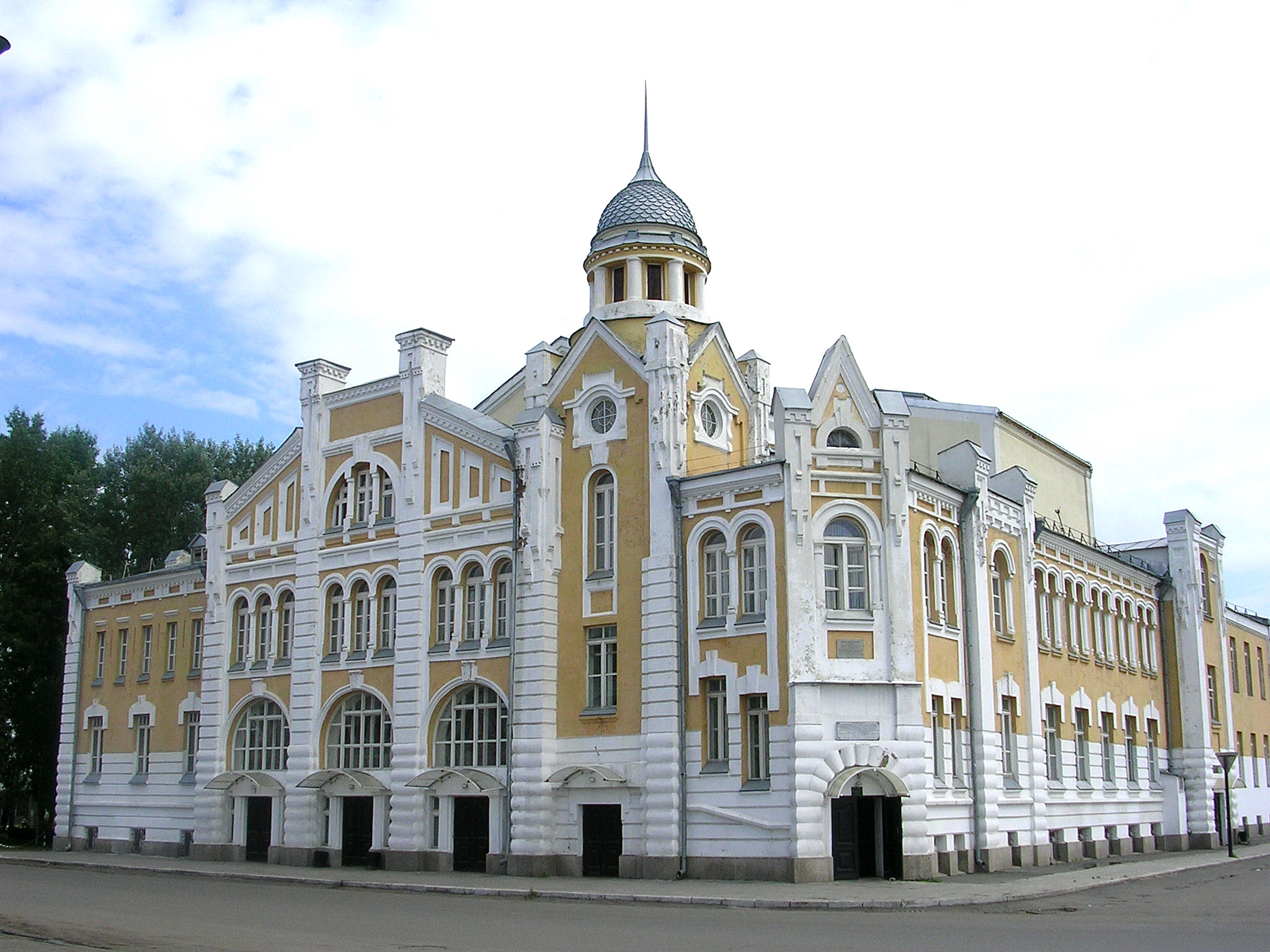 Город памятников архитектуры. Драматический театр Бийск. Бийский городской драмтеатр. Драм театр город Бийск. Народный дом (Бийский драматический театр).